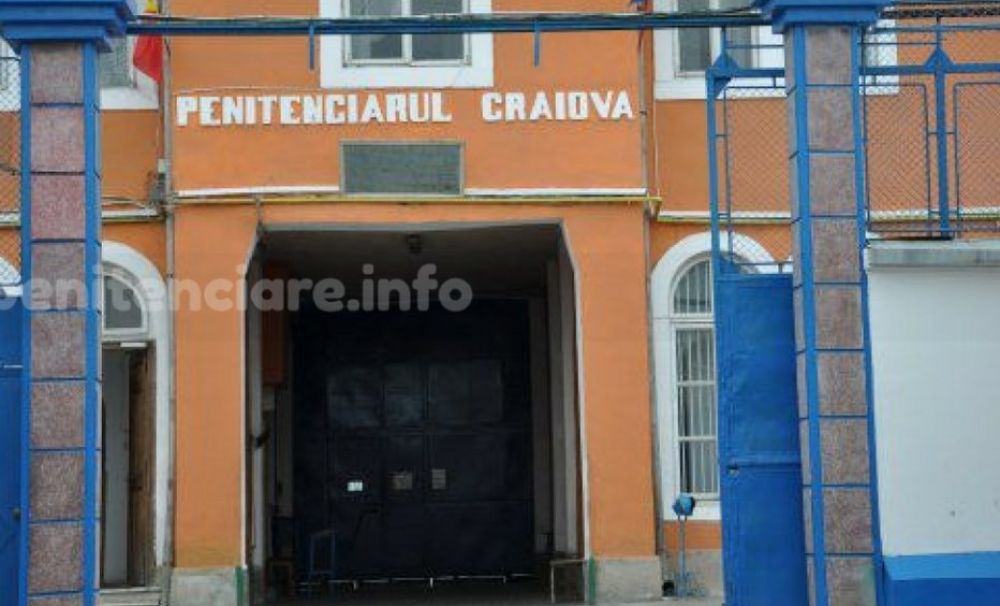 Angajat al Penitenciarului Craiova prins cu telefoane mobile în… adidași